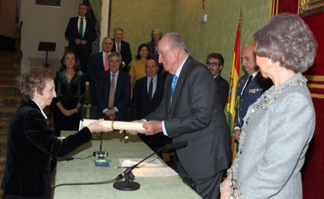Su Majestad el Rey Don Juan Carlos entrega el diploma de la “Medalla Echegaray 2016” de la Real Academia de Ciencias, a Margarita Salas Falgueras